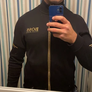 Hugo Boss tröja med dragkedja - Tröjan är i bra skick, köptes från Zalando för ordinarie pris 1795kr. Den är i storlek L, den är använd ett fåtal gånger.