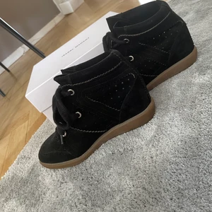 Isabel marant  - Isabel marant skor sneakers. Storlek 38, inte alls slita eller smutsiga. Sjukt snygga men kommer inte till användning hos mig. Använd max 5 gånger.  Köptes för nästan 5000kr, original pris finns på bilderna. Dustbags och kartong medföljer. Om ni vill ha mer bilder är det bara att skiva🥰
