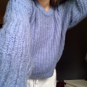 blå stickad tröja - jättefin stickad tröja!! får inte användning för den. väldigt trendig just nu :)