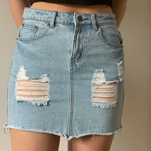 Jeans kjol - Säljer denna blåa jeanskjolen från Nelly i stl S 💕🙌🏻 budgivning om flera är intresserade och köparen står för frakt. 