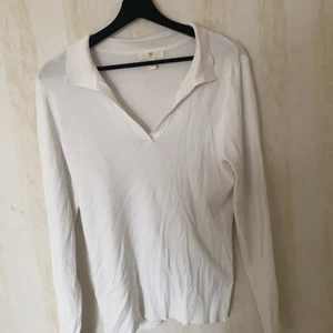 Tröja med krage  - Vit ribbadtröja med krage från Hm. Storlek L men liten i storlek. Använd fåtal gånger, pris 100kr exklusive frakt.