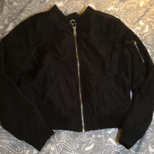 Bomberjacka storlek M - En lite tunnare jacka. Kan mötas i Örebro och Eskilstuna 