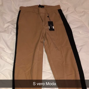 Beiga kostymbyxor - Beiga helt oanvända kostymbyxor ifrån VeroModa! Samma modell som de gråa och är otroligt fina!🥰🥰
