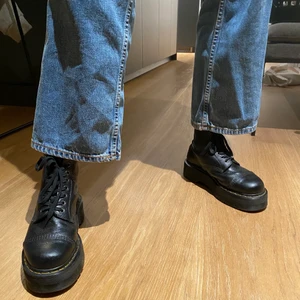 Dr Martens Sinclair - Ett par Dr. Martens Sinclair i skinnet Virginia som är väldigt mjukt! Dvs att dom är supersköna och redan ingådda😋 Använda men i väldigt fint skick eftersom jag sett till att behandla dom. Storlek 39. Nypris 2500 säljer för 1400kr men kom med egna bud!!! 