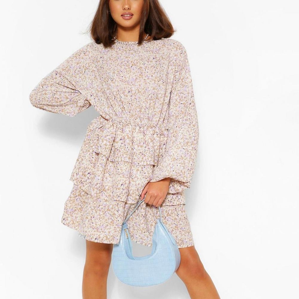Blommig klänning med volanger från boohoo. Superduper skön men har aldrig fått användning för den så den har bara legat i garderoben. Nypris 150kr så säljer den för 100kr.. Klänningar.