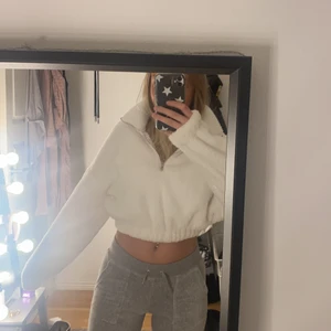 tröja - skit mysig vit croppad teddy tröja, jätte skönt material