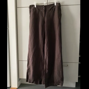 bruna lågmidjade byxor - Byxor i linne/viskos-blandning med låg midja. Står storlek M, men jag skulle säga de passar S. För små så kan inte lägga upp bilder hur de sitter på. Innerbensmått är ca 75cm. 📬 Frakt 57kr