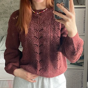 Stickad tröja - Vinröd stickad tröja i nyskick. Säljer då jag ej får användning för den🥰 