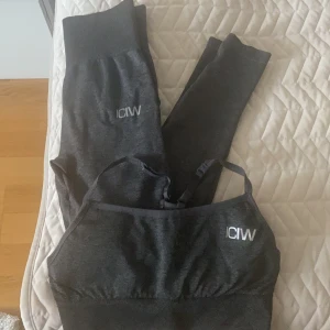 ICIW träningsett 250kr  - Toppen är i storlek S och tightsen är i storlek xs.                          Endast använt ett fåtalet gånger, inga returer godtages. 