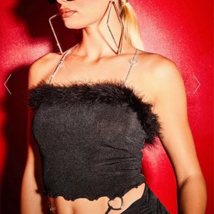 Poster Girl topp  - Jättefin topp i velour med fjädrar och silver band från märket Poster Girl i storlek XS.