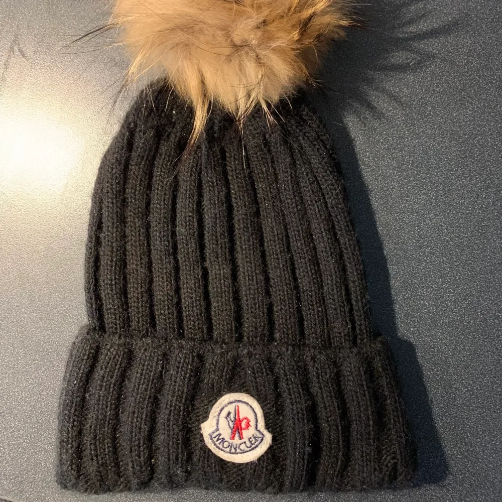 Detta är en Monclermössa som är äkta såklart köpt på moncler som kostar 2500kr ny och jag tänkte sälja den för 600 då jag vill bli av med den snabbt. Accessoarer.