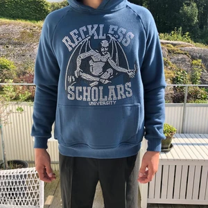 Reckless Scholars - Reckless Scholars Hoodie i storlek medium. Hör av dig om du har några frågor/vill ha fler bilder