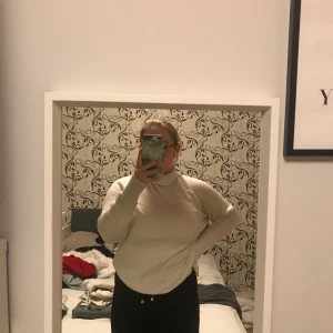 Ribbad vit tröja, storlek M - En ribbad vid tröja med krage, tröjan är ganska stor och passar även en storlek L.