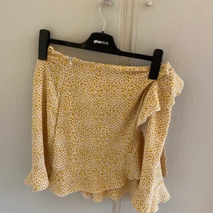 Omlottkjol - Säljer denna superfina omlottkjol då den inte är min stil och för stor för mig💕 superfin med prickar. Storlek l men sitter som en XXL, jag står för frakt!