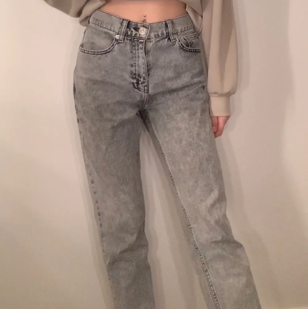 Gråa stentvättade mom jeans från mango, väldigt bra skick & super sköna Skriv privat för fler bilder, kan gå ner i pris🤍. Jeans & Byxor.