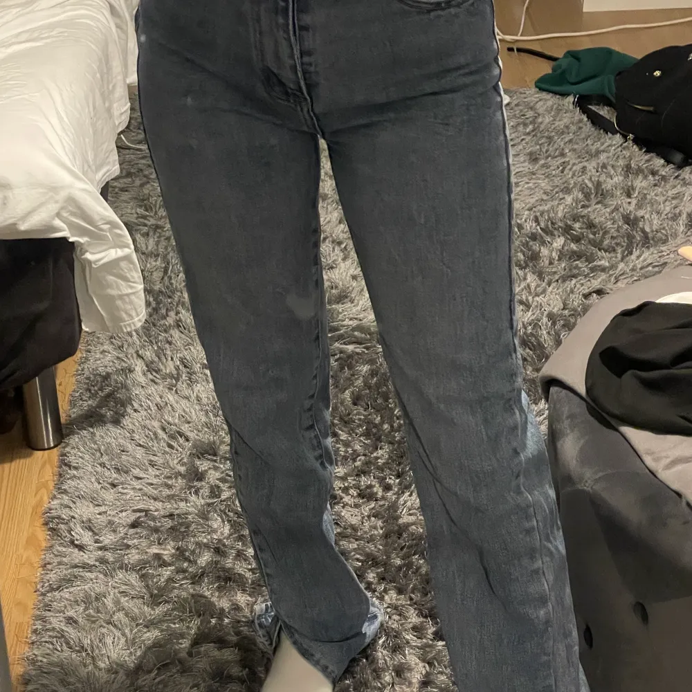 Säljer mina riktigt snygga jeans men slits längst nere på byxbenet. Jag säljer dom för att dom är för långa för mig. (Är 1,60). Inga skador men byxknappen är något löst men den sitter på sin plats. . Jeans & Byxor.
