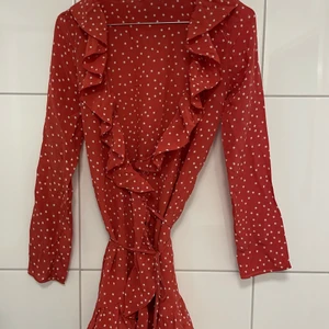 Klänning från Réalisation Par.  - ”Alexandra dress” från Réalisation Par. Klänningen är i silke med volanger och små stjärnor i mönstret. och är slutsåld. Stl 34. Aldrig använd! Nytt skick! Nypris 1500:- 