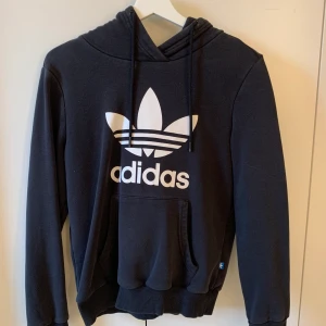 Adidas hoodie - Adidas tjocktröja / hoodie, kommer ifrån junkyard och är i storlek S