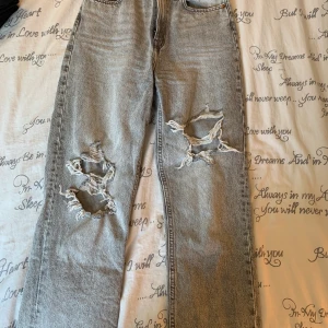 Skitsnygga grå jeans - Jättesnygga gråa jeans ifrån HM! Raka i modellen men sitter as bra på