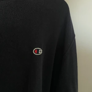 Champion Sweatshirt  - Säljer min superfina marinblå oversized sweater från champion för att den tyvärr inte kommer till användning! Storlek XL🌟 Den har tappat lite färg runt halsen men det är inget man tänker på!😃 200kr +frakt, frakten ligger på 66kr, spårbar