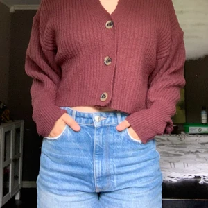 Kofta/ L - Fin stickad kofta som är mycket skön. Säljes för att jag tyvärr inte använder den så mycket. Den är mer vinröd i verkligheten!❤️