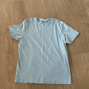 Ljusblå t shirt - Skick 7/10. 