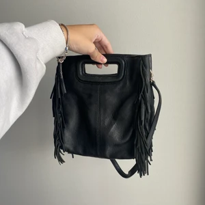 Maje väska - En svart maje väska i skinn, använd men i bra skick! Köptes på NK för ca. 2500, säljer för 1000. I mellan modellen.