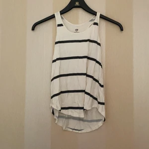 Randigt linne - Svart och vit randigt linne med brottarrygg