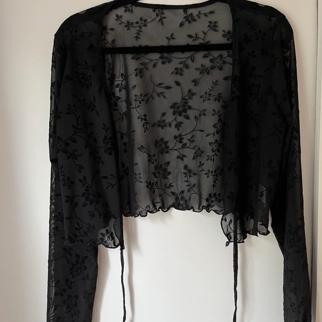 Genomskinlig gullig kofta