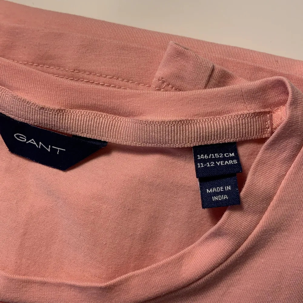 En jättefin gant t-shirt, inte använd så många gånger Max 10 gånger men ser ny ut. Jättefin rosa färg och guldtryck, hör av dig om du är intresserad . T-shirts.