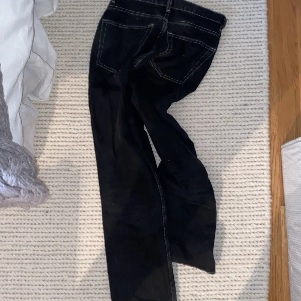 Säljer min svarta jeans som tyvärr blivit för små för mig. Jeansen har en cool lite utvältrad svart färg med vita sömmar och är midrise . 👖🙇🏼‍♀️ . Jeans & Byxor.