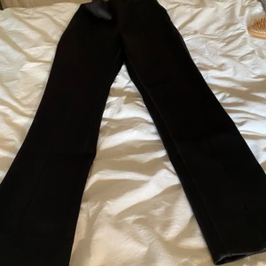 Arket- byxor läderimitation  - Säljer min svarta byxor med läderimitation. Passar till vardag men även festligare tillfällen. 🪅 Har en knäppning i sidan med dragkedja och fina dejter som sömmar på benen😇 Hör av er om ni har frågor 💜