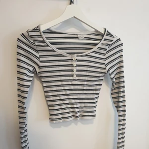  - Snygg topp som slutar vid naveln, tight och lite urringad med knappar. Fint skick använd fåtal gånger!🌞
