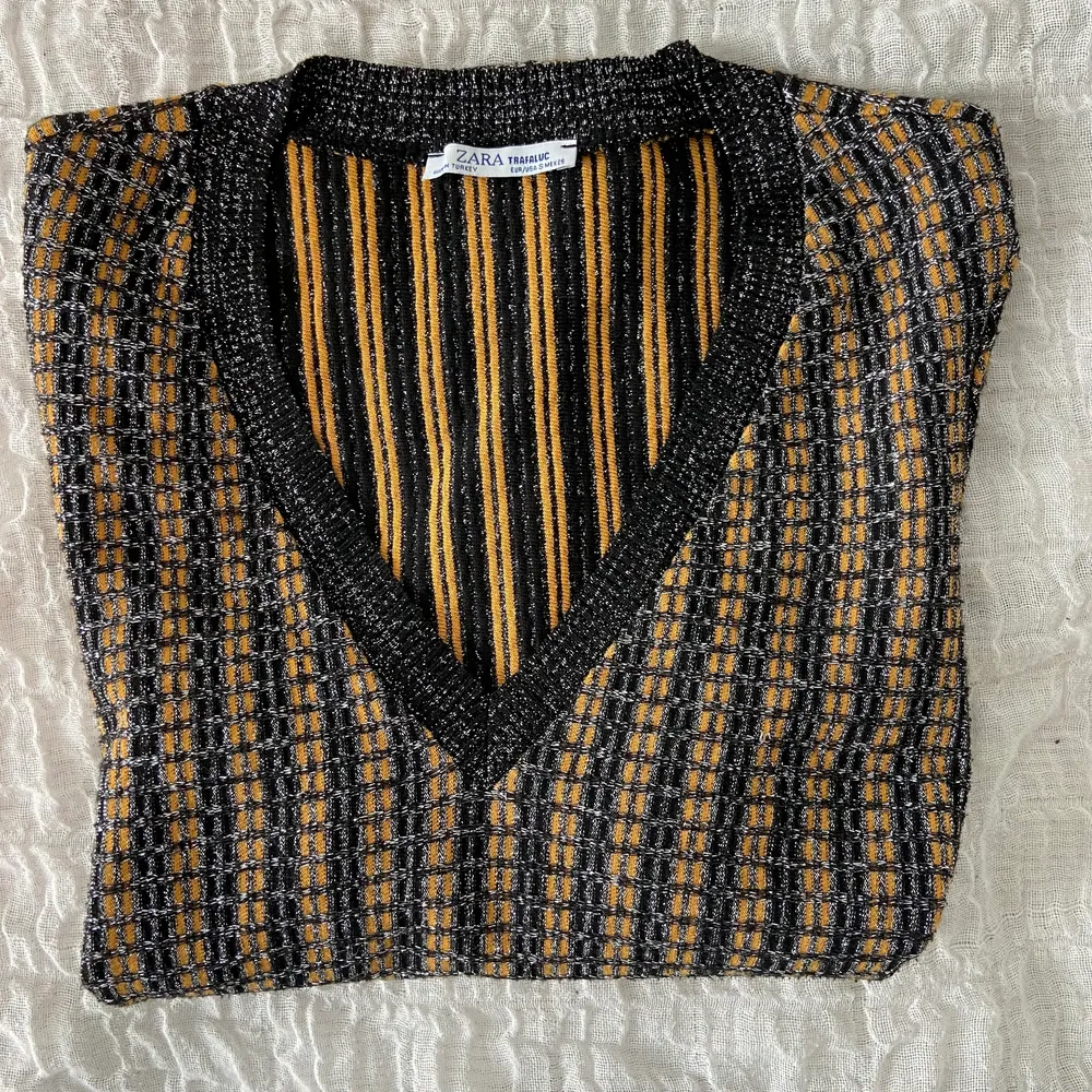 Sjukt snygg glittrig tröja från Zara i storlek S😍 Säljer för den inte kommer till användning längre. Skickas spårbart🥰. Toppar.