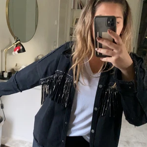 Jeansjacka med fransar  - Denna populära jeansjacka med glittriga fransar från zara, nästan oanvänd  