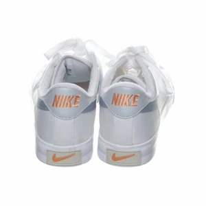 Nike skor sneakers  - Säljer dessa helt oanvända  Nike skor som inte säljs längre så de är väldigt eftertraktade och har ett högt värde men vill bli av med dem då de är för små för mig:( de är Nike BRS😍  klisterlapp finns kvar inuti. Budgivning vid många intresserade! 