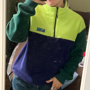 Blockfärgad unisex tjocktröja - En blockfärgad unisex tjocktröja i fleece från JunkYard, ALDRIG ANVÄND i storlek M. Säljs pga att den bara hängt i min garderob jättelänge.