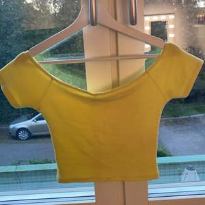 Fin gul tröja med reffligt mönster💛 Anvät denna 2 gånger så typ som ny 💕