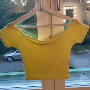 Gultröja - Fin gul tröja med reffligt mönster💛 Anvät denna 2 gånger så typ som ny 💕