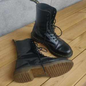 Dr Martens - Fick dessa i julklapp för 2 år sen men de är för stora så jag får skavsår varje gång jag har på mig dem. Har därför inte användts så mycket. 
