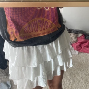 Vit volang kjol - Vit volang kjol från little remix barnavdelning men passar mig som har 36/34 vanligtvist. Köpt för länge sen men knappt använd köpt för ca 500kr