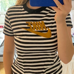 Randig T-shirt🤍 - Säljer en randig T-shirt köpt på Nike i storlek XS då den inte längre kommer till användning. Köpare står för frakten!🤍