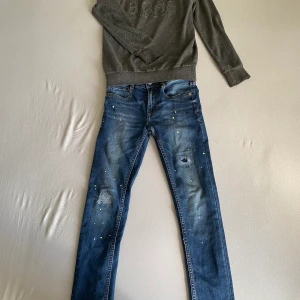 Kläder  - Säljer Hugo boss tröja men den syns inte. och vingino jeans, andra plagget Nike shorts och svarta byxor, Tvättas innan det skickas, de är olika priser på dem.