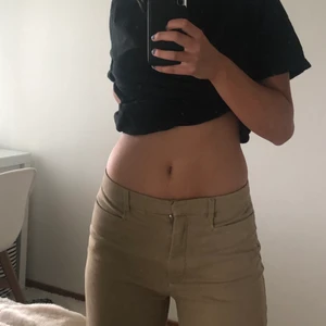 Kostymbyxor beige - Ett par beigea kostymbyxor från mango☀️superfina men kommer tyvärr inte längre till användning. Dem är vida och jag har sprätt upp dem längst ner på benen för att de ska bli längre. Skriv för fler bilder