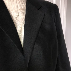 Svart vintage blazer  - Perfekta oversized vintage blazern. Sitter så snyggt och boxigt och på mig som brukar ha strl 36! Strl 36-40 beroende på hur man vill att den ska sitta! Passar perfekt med kostymbyxorna jag säljer i en annan annons! 
