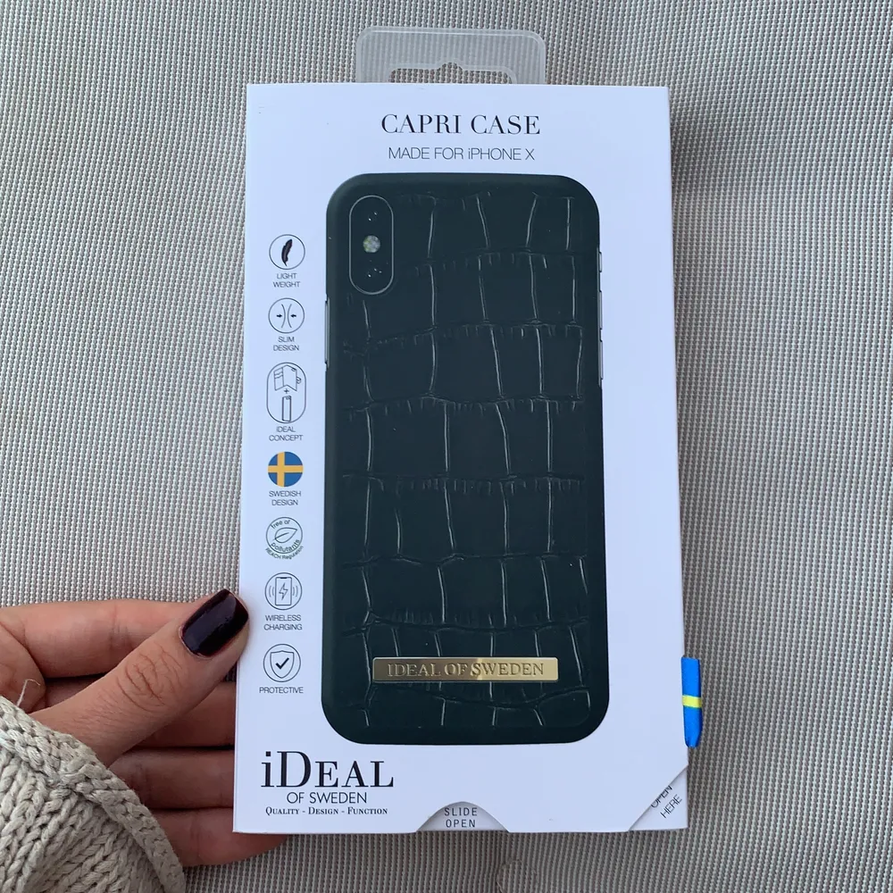 Ideal of sweden mobilskal oanvända. Samtliga för iPhone X  Capri Wallet plånboksskal svart i läder 150:- (nypris 400:-)  Golden Jade Marble skal 100:- (nypris 300:-) Baroque Ornament skal 100:- (nypris 300:-)  Fashion Q1 Charger (sladdlös laddare) 200:- (nypris 500:-)  Romantik Paisley skal 100:- (nypris 300:-)  Capri case svart läder 100:- (nypris 300:-)   Kan mötas upp i Kalmar eller Stockholm Södermalm.   . Övrigt.