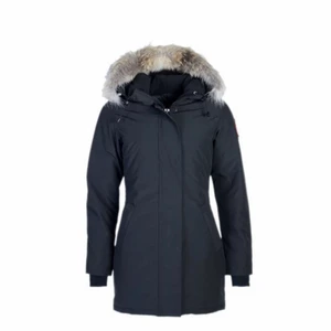 Canada goose Victoria parka svart dam  - Hej säljer min fina canada goose jacka då jag tyvärr inte har någon andvändning av den länge. 🥰  Använt den sparsamt under en vinter, den är i nyskick. Vid frågor är det bara att skriva 💕❤️ pris kan diskuteras vid snabb affär❤️‍🩹