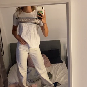 T-shirt - Snygg t-shirt från vero Moda✨ i storlek S men skulle säga att den även passar XS-S💕 säljer för 100kr+frakt✨ kolla även in mina andra plagg jag säljer!!