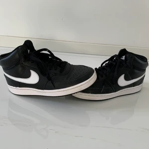 Nike court vision mid Black  - Hej! Säljer mina super fina Nike sneakers i modellen ”court vision mid” som är i topp skick! Köpta från Stadium för 850kr för några månader sedan, säljer nu pga garderob rensning för endast 400kr!!! ❤️ skriv för fler frågor eller bilder😊 Storlek 39, 