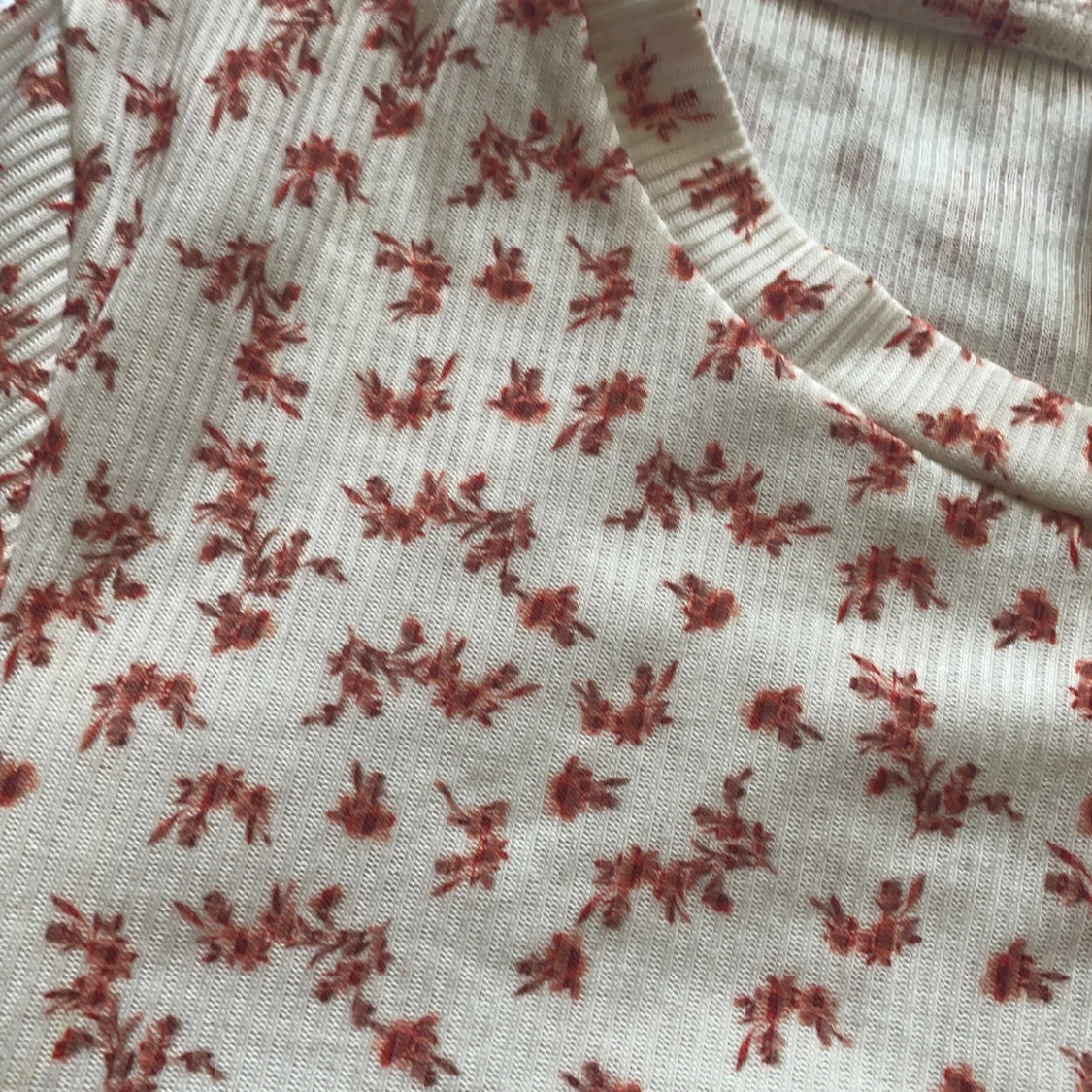 Baby tee från urban outfitters - 90